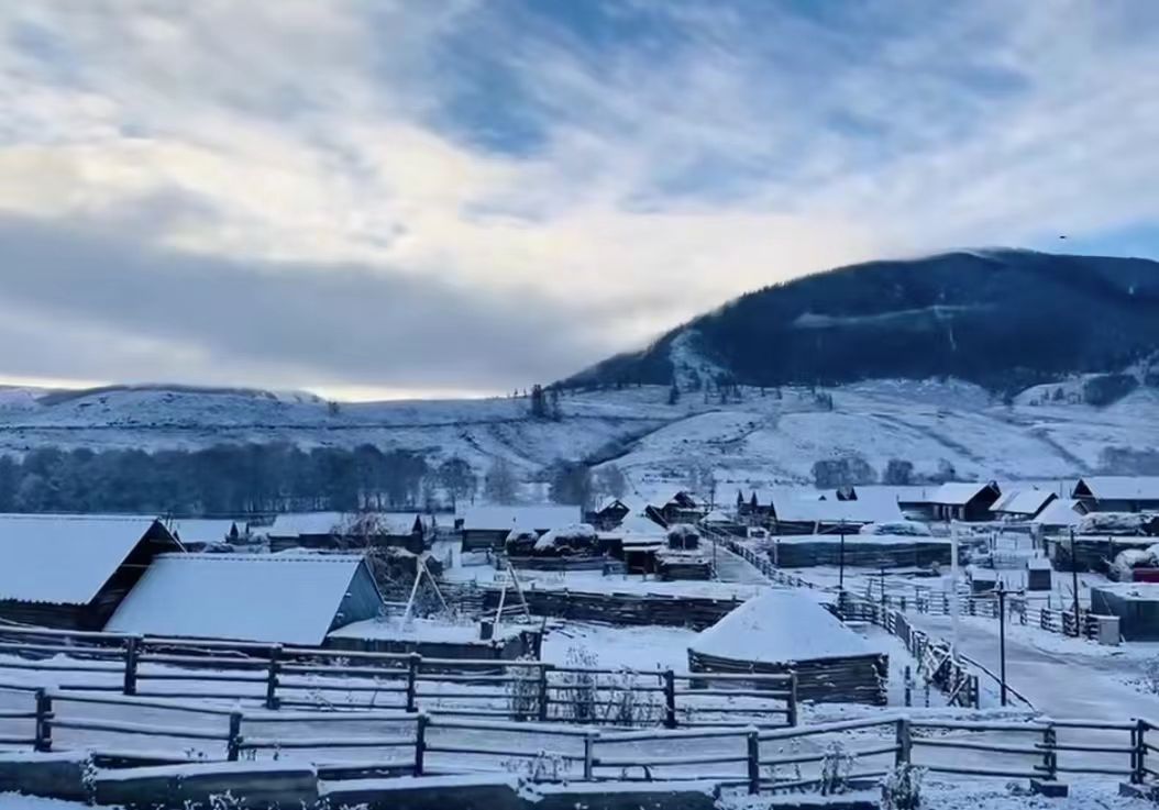 凜冬之境。雪覆天地，純凈無(wú)垠，演繹極致靜謐